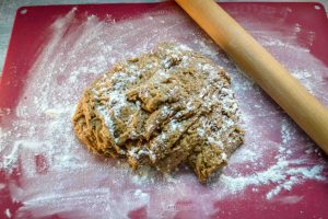 Lebkuchenteig ausrollen