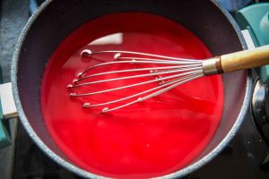 Kirschsaft mit Stärke verrühren