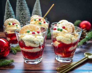 Cremiges Vanillekipferl mit Kirschen