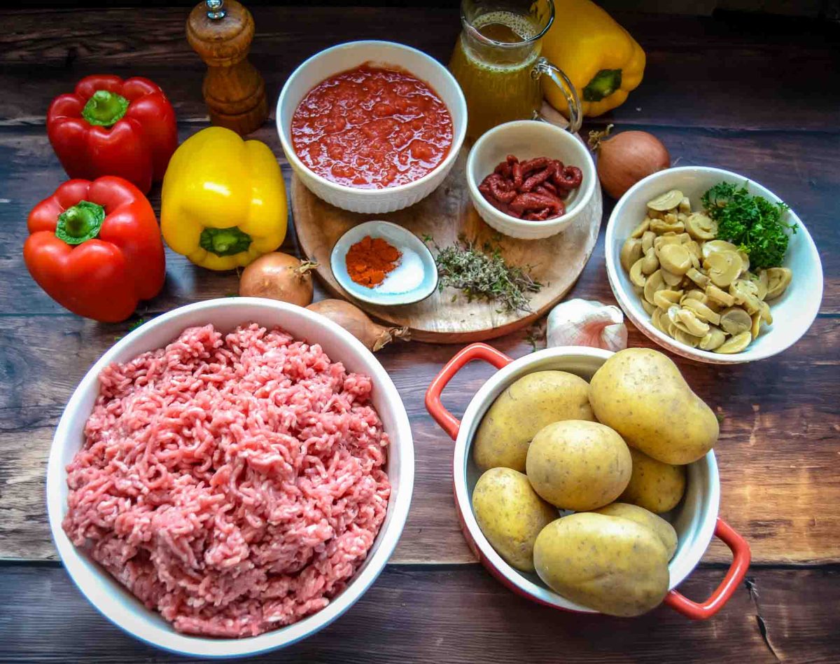 Zutaten Bauerntopf, Hackfleisch, Kartoffeln, Paprika, Gewürze, Pilze, Zwiebel
