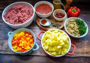 Kartoffelwürfel, Hackfleisch, Paprika und Pilze