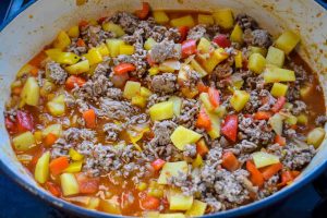 Zutaten für den Kartoffel-Hackfleischtopf mit Gemüse anbraten