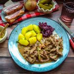 Herzhafter Rouladentopf Landfrauen Art mit Speck, Zwiebel und Gurke