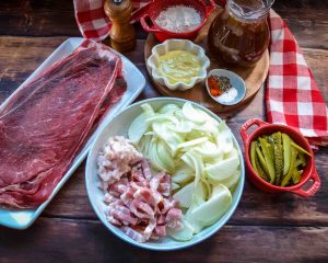 Zutaten Rinderrouladen, Speck, Zwiebel, Gewürzgurke und Senf