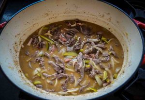 Rouladen Topf mit Speck, Gurke und Zwiebeln