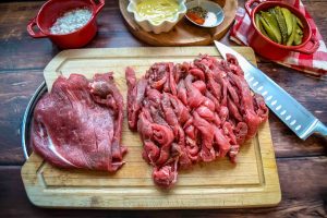 Rindfleisch in Streifen schneiden