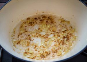 Zwiebeln in Schmalz glasig dünsten