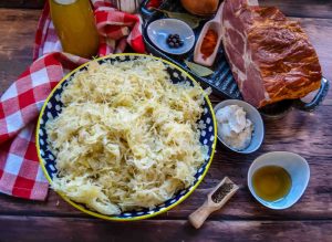 Zutaten Sauerkraut, Kassler, Wacholderbeeren, Lorbeerblätter, Schmalz, Salz