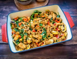 Auflaufform mit Gyros, Paprika, Pilze, Spinat und Zwiebeln