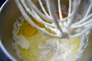 Quark, Butter und Eier verrühren