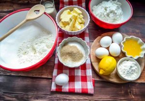 Zutaten Käsekuchen, Quark, Mutter, Eier, Mehl, Zucker, Stärke, Zitrone