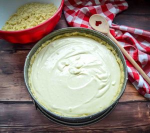 Quarkcreme in Springform füllen