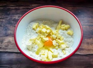 Streuselteig mit Mehl, Butter, Zucker und Ei