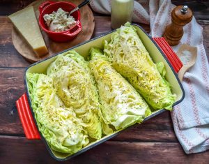 Spitzkohl in eine ofenfeste Auflaufform legen