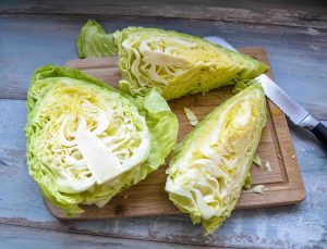 Spitzkohl halbieren und in Vierteln