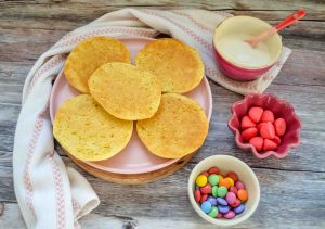 Amerikaner mit Zuckerguss glasieren und verzieren