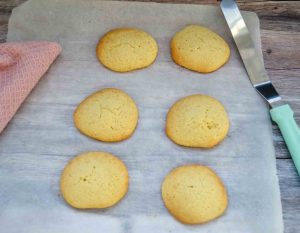 6 saftige Amerikaner Plätzchen auf dem Backblech mit Backpapier