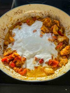 Hähnchen Curry mit Kokosmilch und Paprika