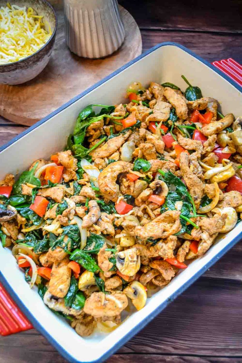 Griechischer Auflauf mit Gyros, Spinat, Paprika und Champignons 