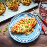 Laugenstangen Rezept, überbacken mit Käse, Speck und Schmand