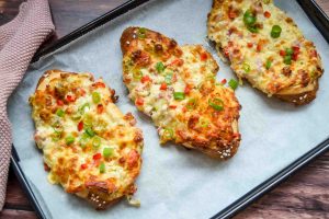 gefüllte Laugenstangen überbacken mit Käse