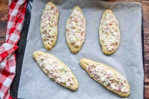 gefüllte Laugenstangen mit Käse und Schmand