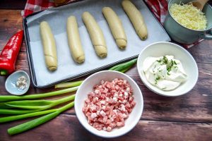 Rezept Zutaten Laugenstangen, Käse, Bacon, Paprika und Schmand