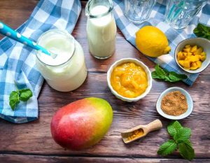 Zutaten Mango Lassi, Joghurt, Milch, Mangopüree, Kurkuma, Zitrone,