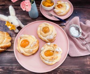 Hefe Osternester mit Quark und Aprikosen