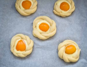 Osternester mit Aprikosen und Quarkcreme