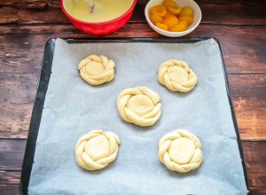 Hefeteig Nester auf Backpapier gehen lassen