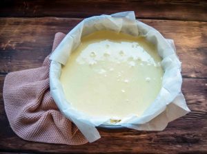 Käsekuchenmasse in Springform mit Backpapier