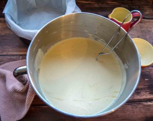 Frischkäse, Zucker Eiern und Sahne in Schüssel verrührt