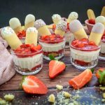 Erdbeer Osterdessert im Glas mit Löffelbiskuit