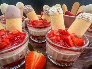 Erdbeer Osterdessert im Glas mit Löffelbiskuit