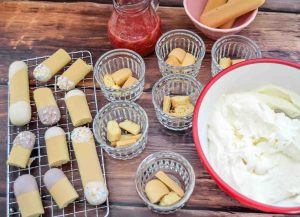 Löffelbiskuit im Glas mit Creme schichten