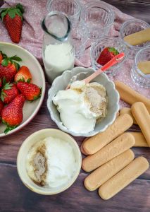 Dessert Zutaten Erdbeeren, Löffelbiskuit, Mascarpone, Sahne und Zucker