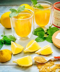 Heiße Zitrone in Teegläsern mit Melissenblättchen