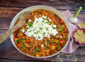 Kritharaki Hackfleischpfanne mit Paprika und Feta