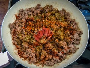 Hackfleisch mit Tomatenmark krümelig anbraten