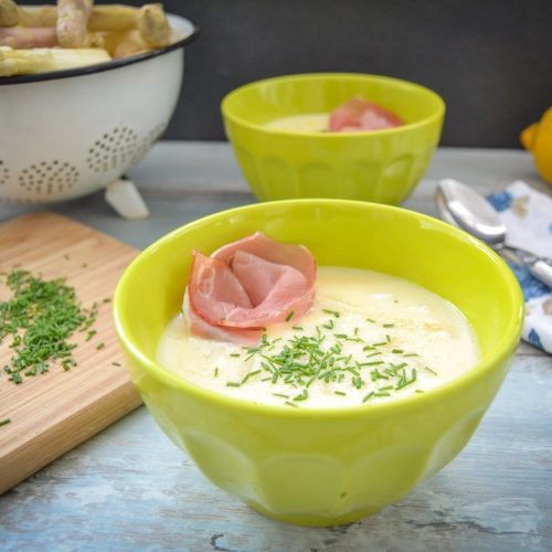Omas Spargelsuppe aus Schalen mit Schnittlauch und Schinkenrose