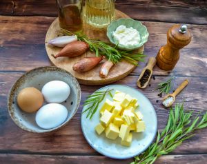 Zutaten Bearnaise, Eier, Butter, Estragon, Essig, Weißwein, Schalotte, Pfeffer und Salz