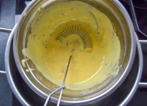 Sauce béarnaise über dem heißen Wasserbad cremig rühren