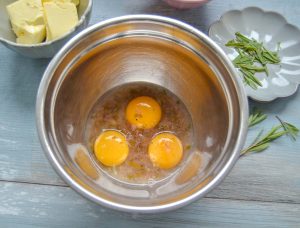 Für die Bearnaise Eigelb mit Weißweinsud verrühren