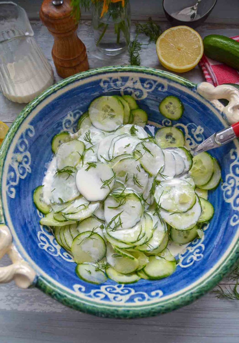Omas Gurkensalat wie früher mit Sahne und frischem Dill