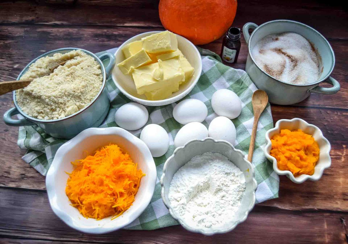 Zutaten Kürbiskuchen, Eier, Mandeln, Butter, Mehl, Kürbis geraspelt und Kürbismus, Zimt