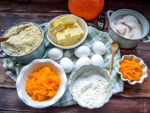 Zutaten Kürbiskuchen, Eier, Mandeln, Butter, Mehl, Kürbis geraspelt und Kürbismus, Zimt