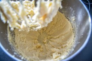 Butter und Zucker cremig weiß rühren