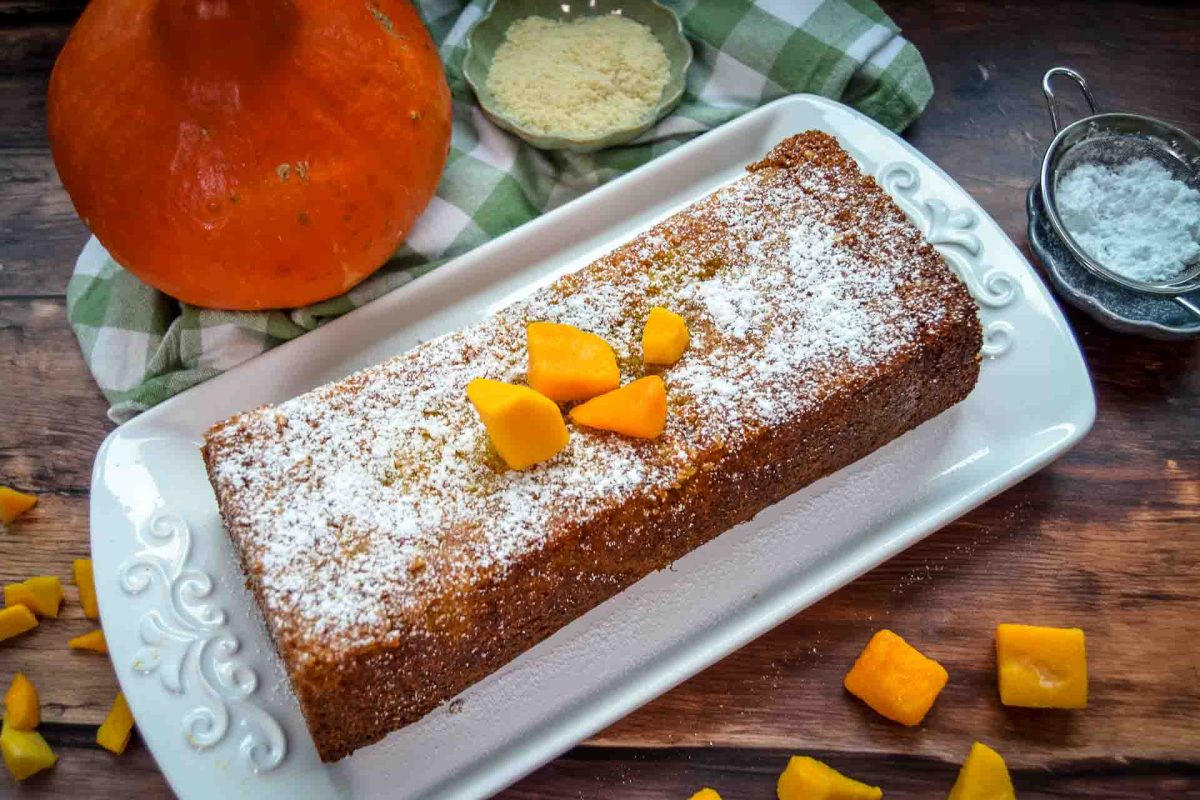Omas saftiger Kürbiskuchen mit Mandeln