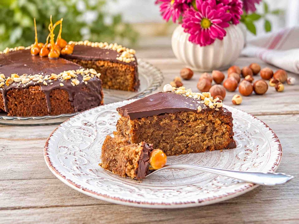 saftiger Nusskuchen mit Schokoladen Glasur